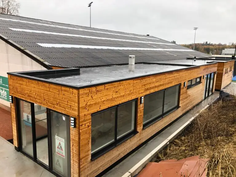 nieuw clubhuis met houtskelet voor tennis en padel. BJ_Concept