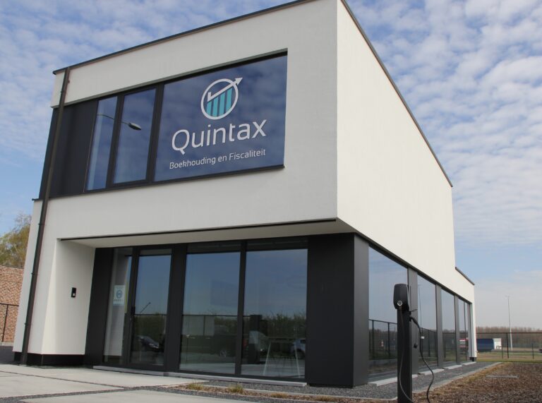 de nieuwe kantoren van quintax in Zottegem zijn in houtskeletbouw voorzien. De buitenafwerking is met crepi en veel glas. Op het gelijkvloers zijn er kantoren en op de verdieping is er een appartement.