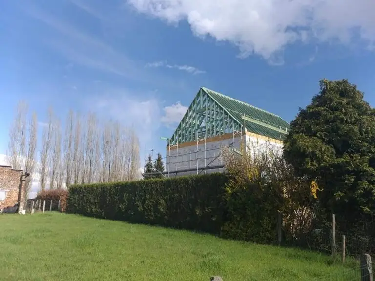 optopping van nieuwe verdieping op bestaande woning. structuur muren en daktimmer zichtbaar