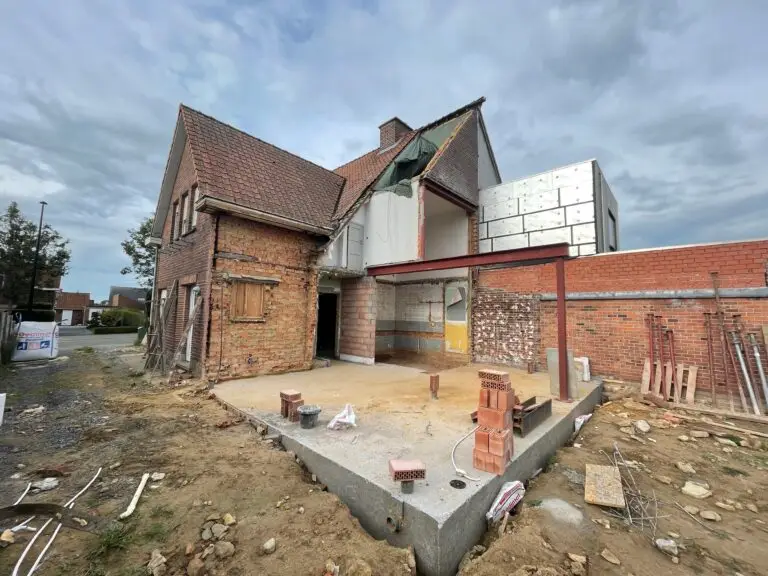 opvangen bestaande muren voor aanbouw houtskeletbouw en betonplaat gestort