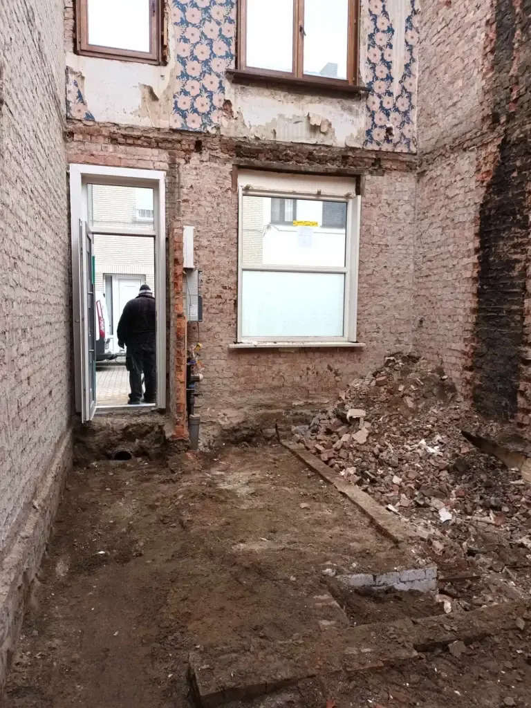 Binnenzijde van een woning in afbraak, voorbereid op grondige renovatie met houtskeletbouw door BJ Concept