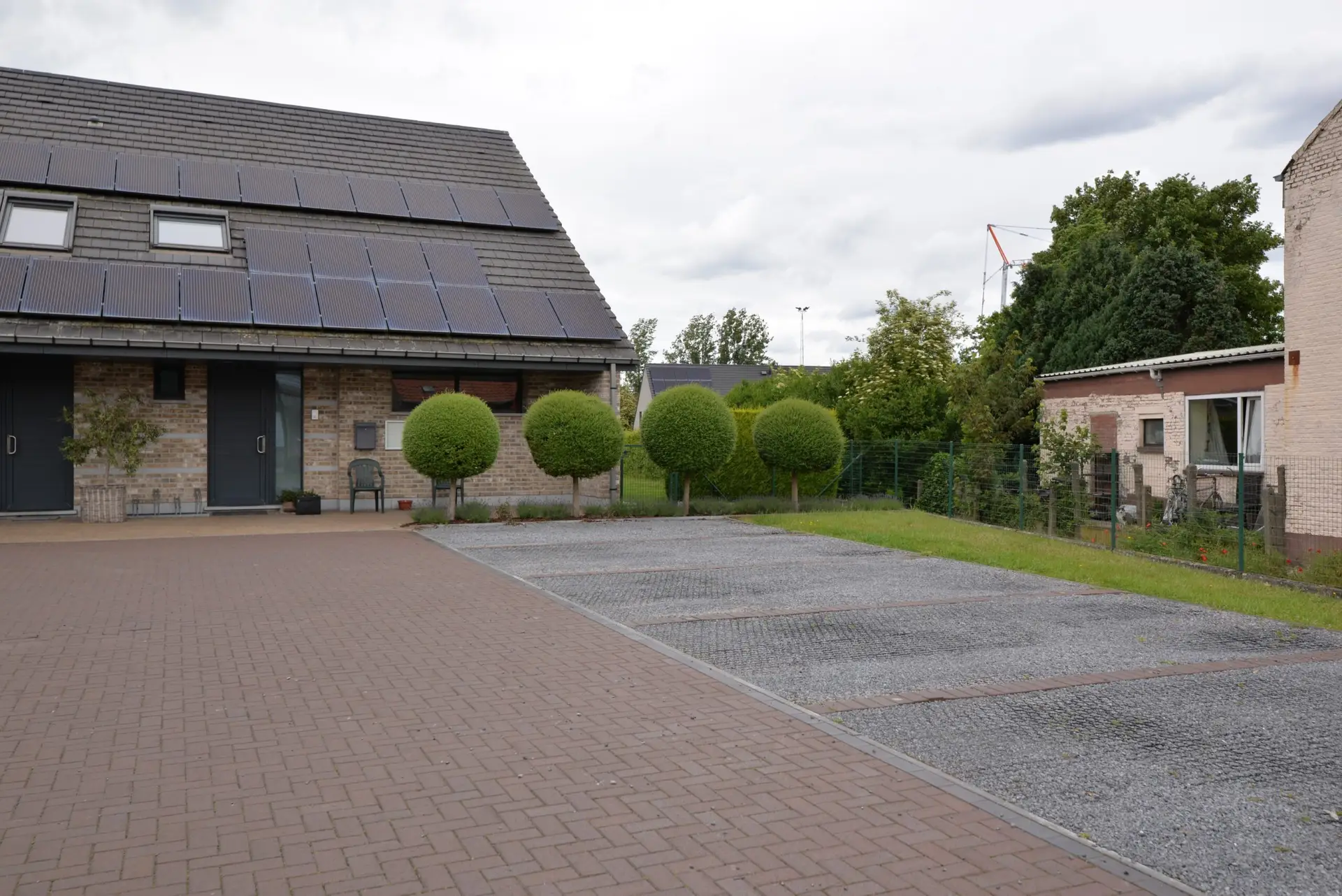 Bestaand gebouw en oprit in Merelbeke vóór de aanbouw van de praktijkruimte