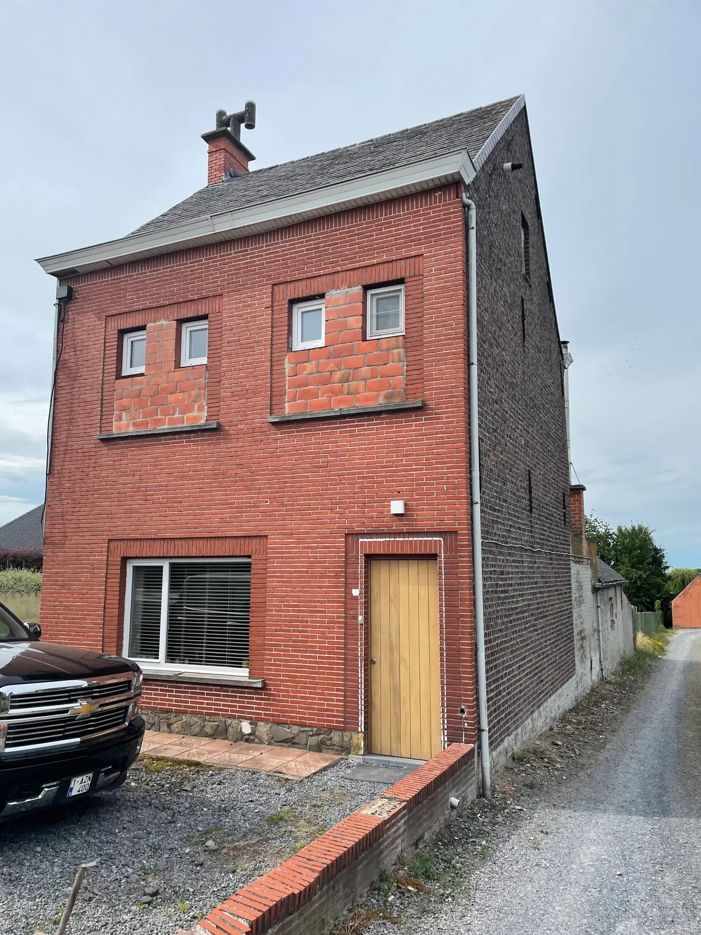 Bakstenen voorgevel van de woning in Semmerzake vóór de renovatie