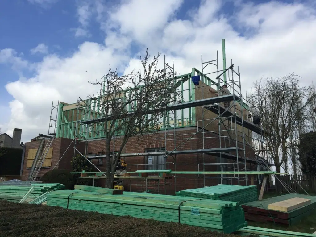 Woning met bouwstelling tijdens de plaatsing van de extra verdieping in Ressegem