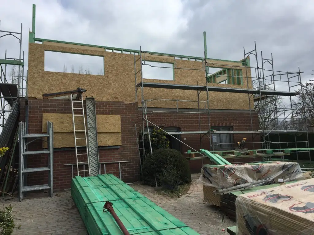 Houten bovenbouw met raamopeningen tijdens de optopping in Ressegem