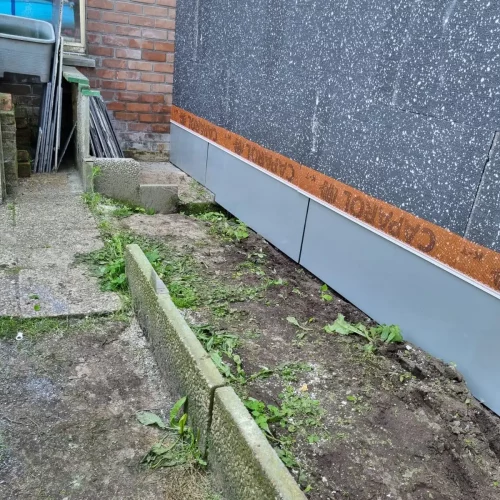 isolatie geplaatst op de gevel. klaar voor de gevelbekleding aan te brengen.