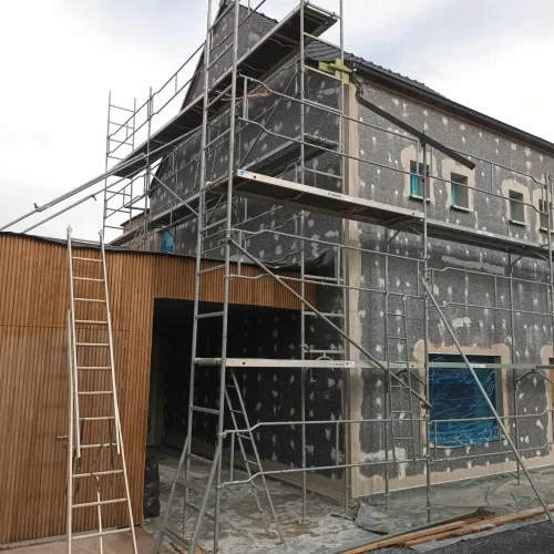 bij plaatsen van een aanbouw werd ook de bestaande woning gerenoveerd met isolatie en crepi